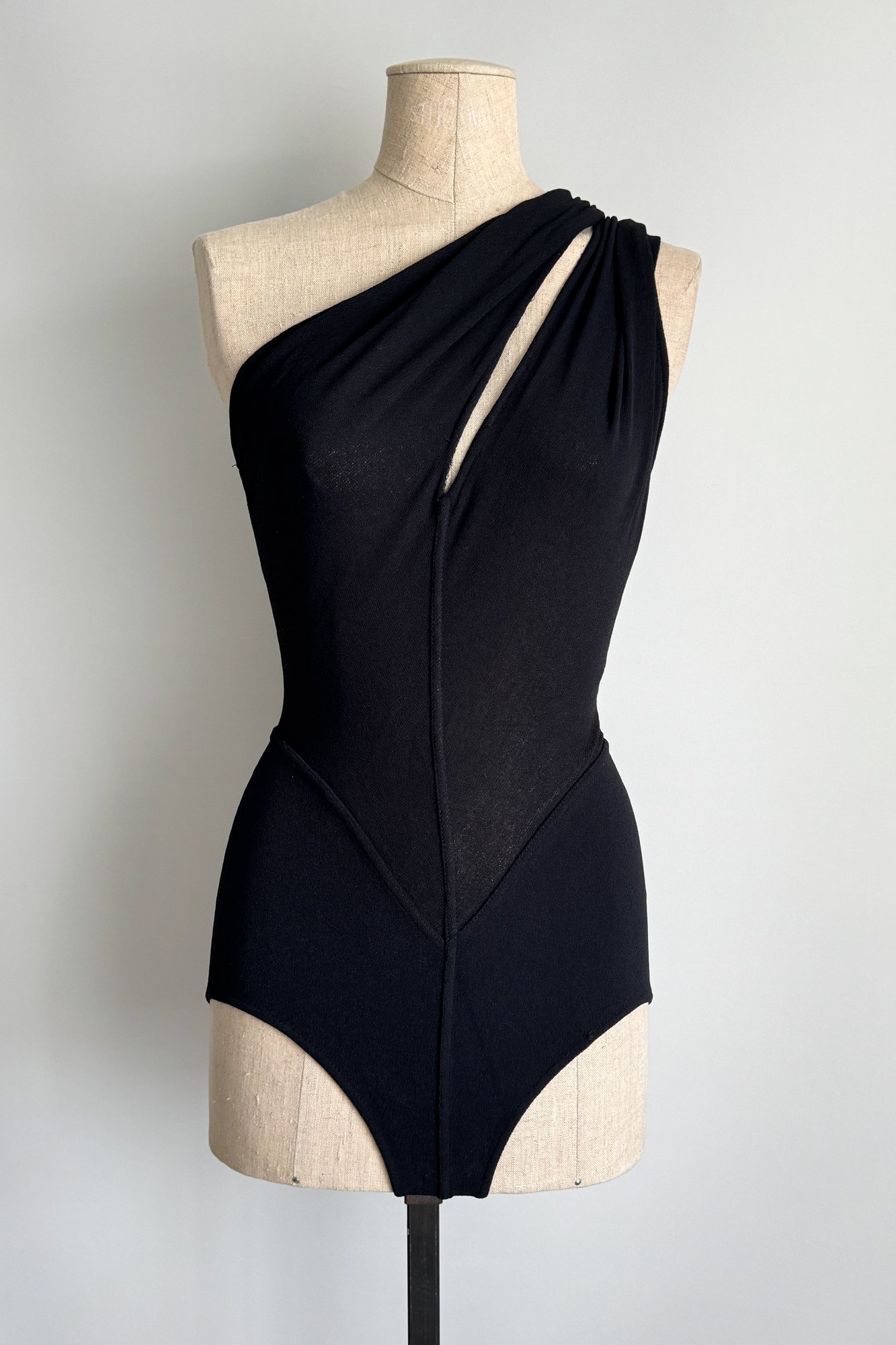 EMERIEU-Alaia-spring-summer-1989-asymmetric-bodycon-cut-out-black-bodysuit-1