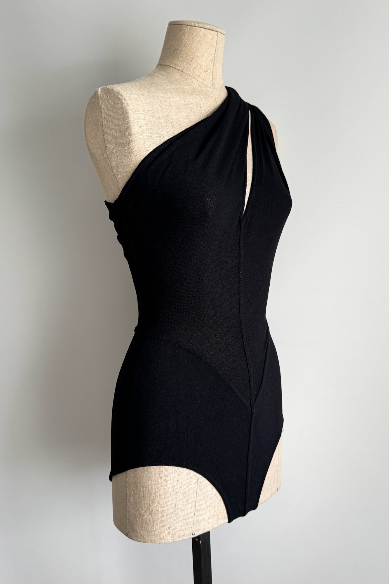 EMERIEU-Alaia-spring-summer-1989-asymmetric-bodycon-cut-out-black-bodysuit-2