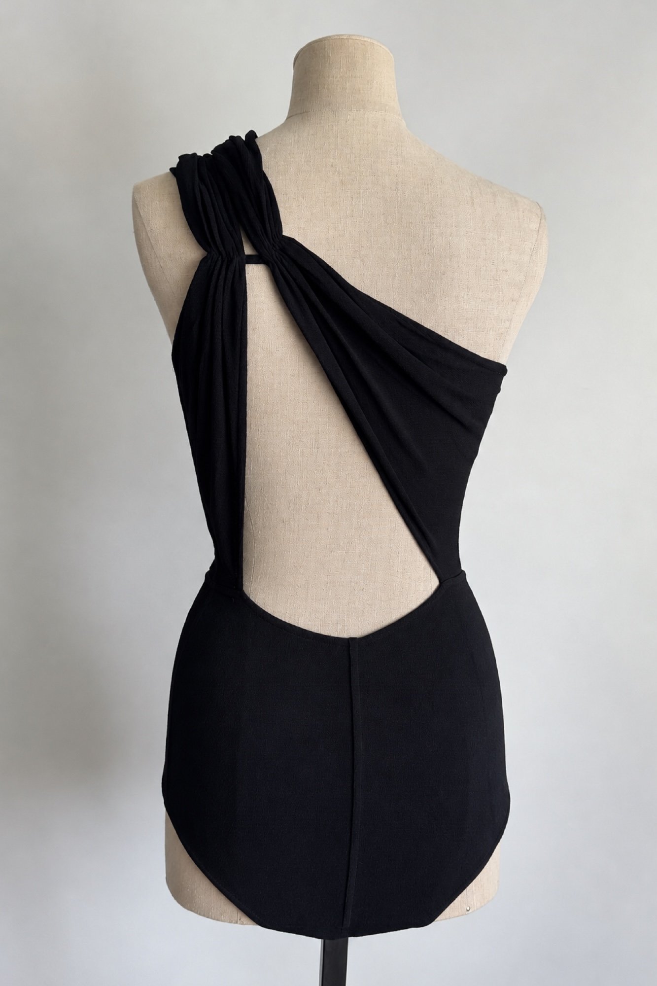 EMERIEU-Alaia-spring-summer-1989-asymmetric-bodycon-cut-out-black-bodysuit-4