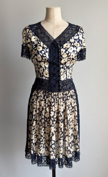 VALENTINO 1994 Navy & Cream Floral Silk Blouse & Pleated Skirt Set (S-M)